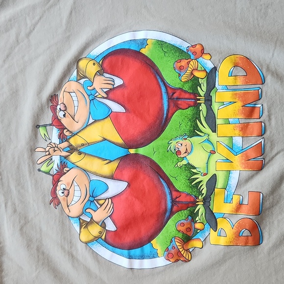 Alice In Wonderland Tweedledee And Tweedledum Be Kind Graphic T-Shirt - Picture 2 of 2